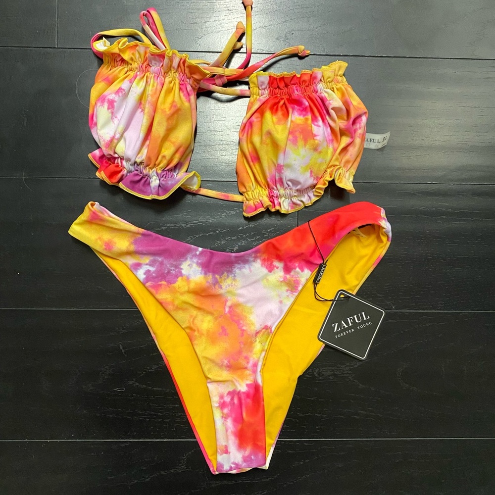 🌸NWT Tie Dye Frilled Cutout Swim Set - Picture 4 of 4